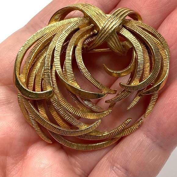 LiSNER Brooch Vintage Signed Gold Tone Swirl Knot - Picture 8 of 10